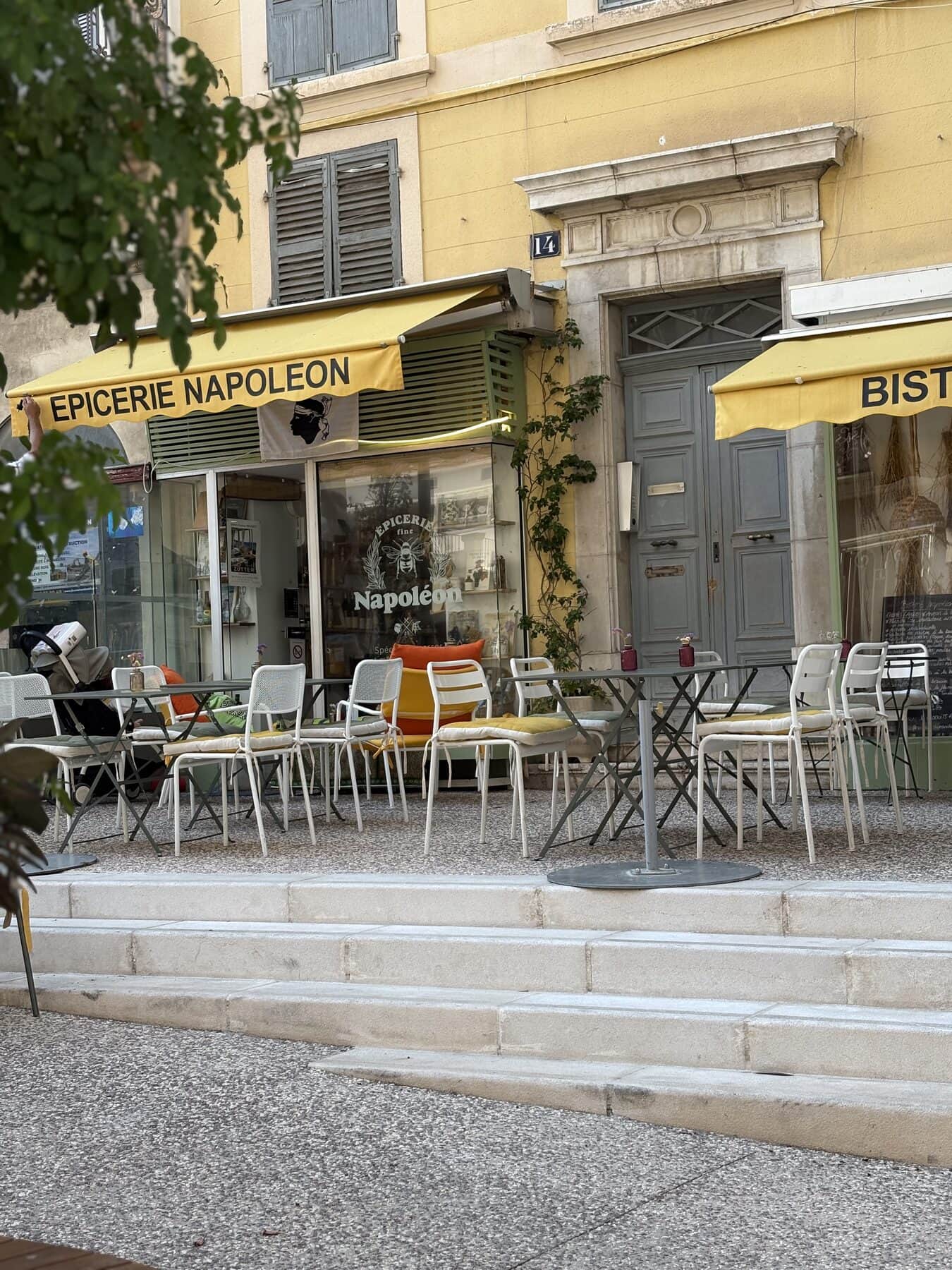 La façade jaune du Bistrot Napoléon, avenue des Îles d’Or à Hyères, avec ses deux enseignes.