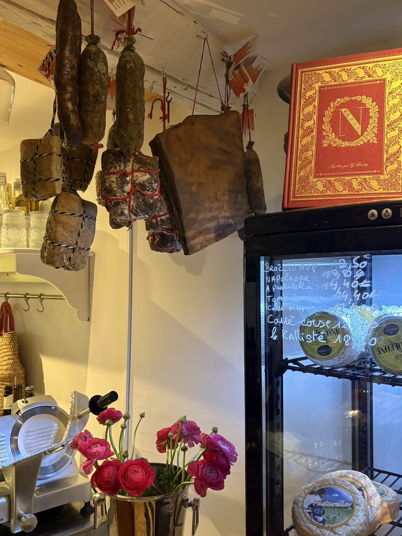 Jambon entier sur la trancheuse de l’épicerie.