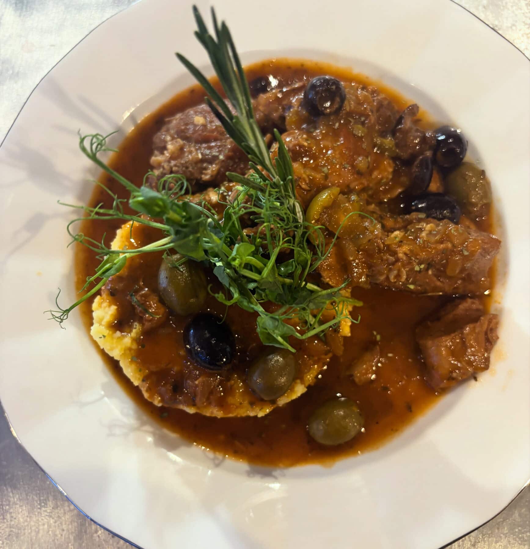 Saïnata aux olives : veau tigré corse mijoté aux olives, népita et romarin.