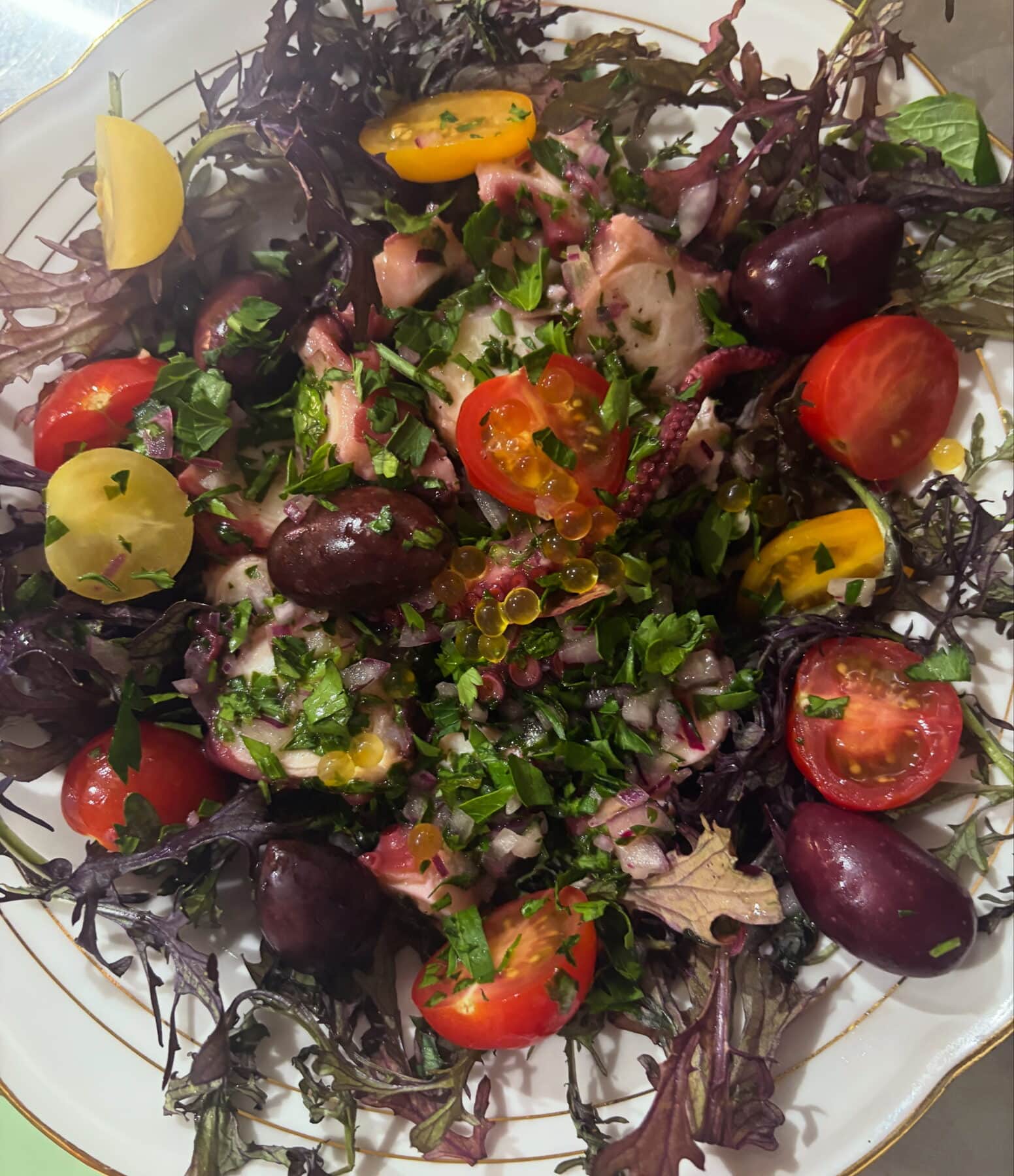 Salade de poulpe à la bastiaise, tomates, olives noires et persil.