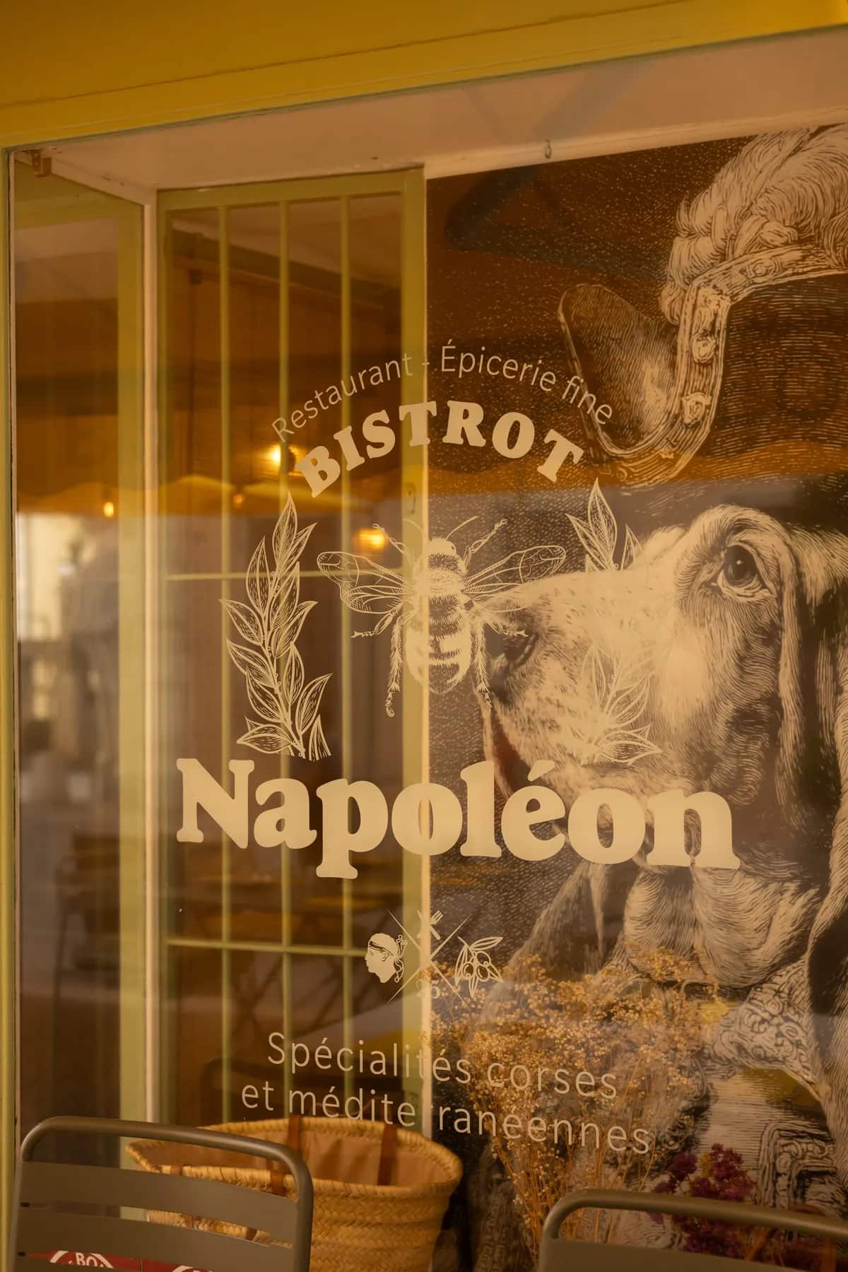 Napoléon, le chien mascotte de la maison, dessiné sur la vitrine du bistrot.