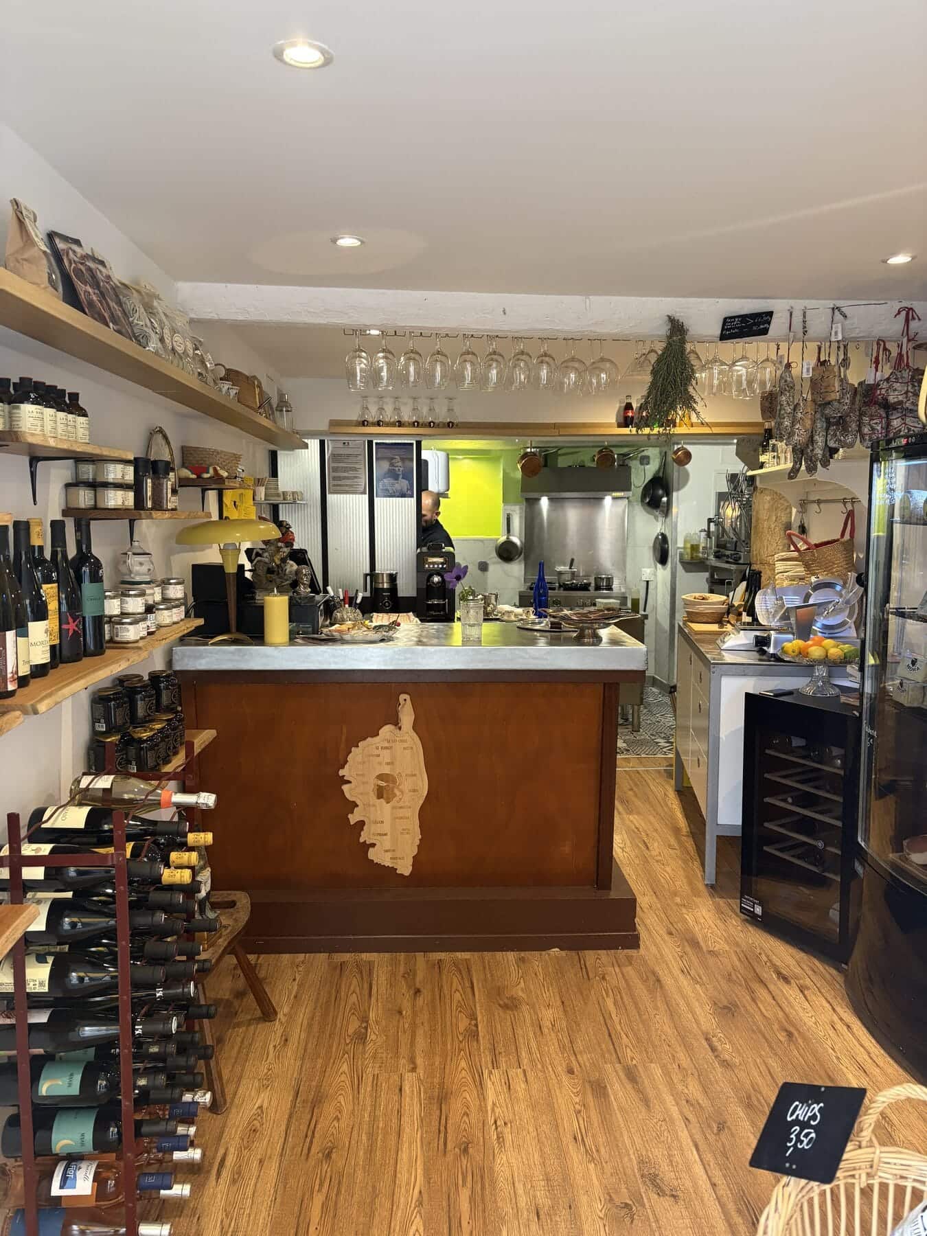 La cave à vins de l’épicerie et son comptoir en bois.