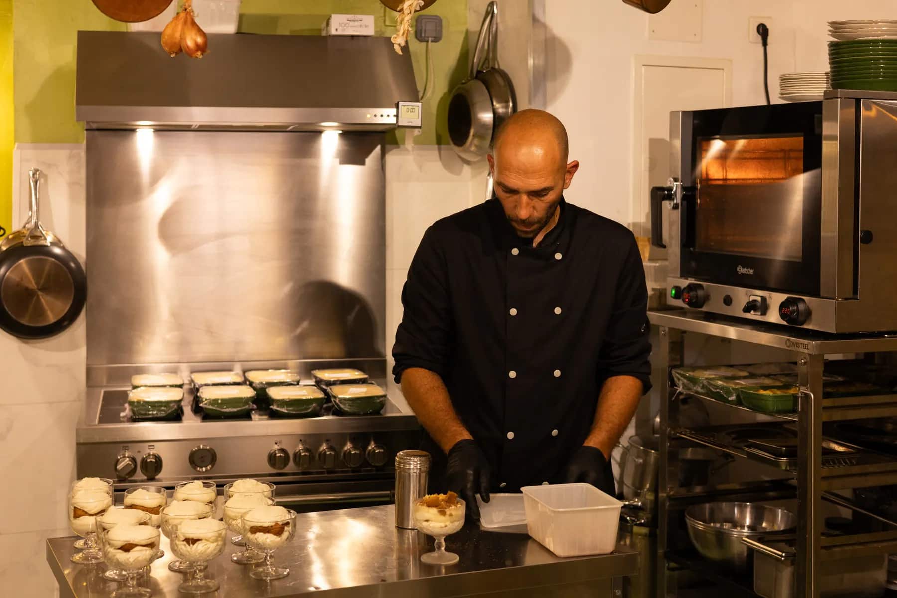La cuisine du bistrot : le chef au dressage, devant les fourneaux et le four.