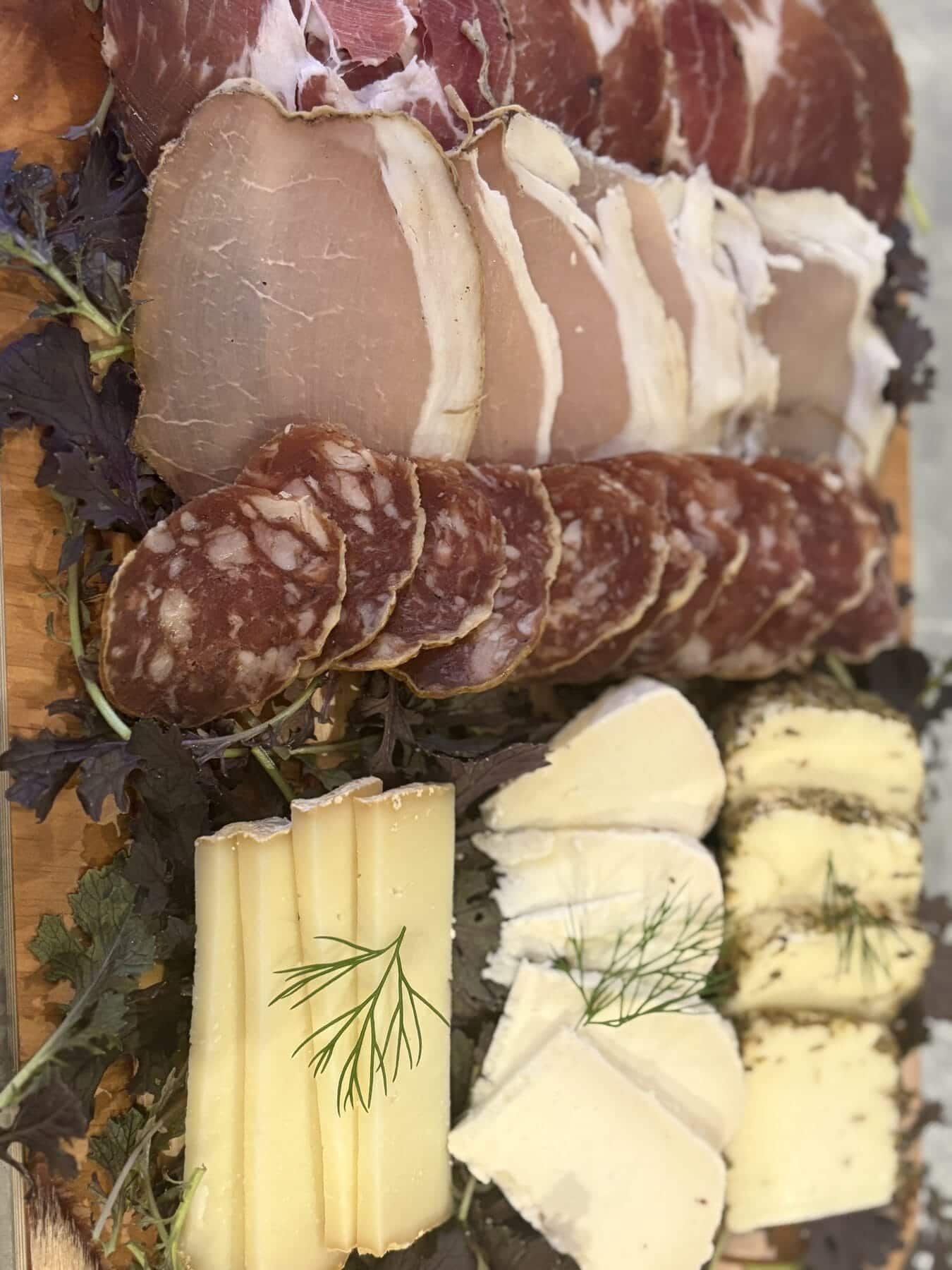 Planche de charcuteries et de fromages artisanaux.