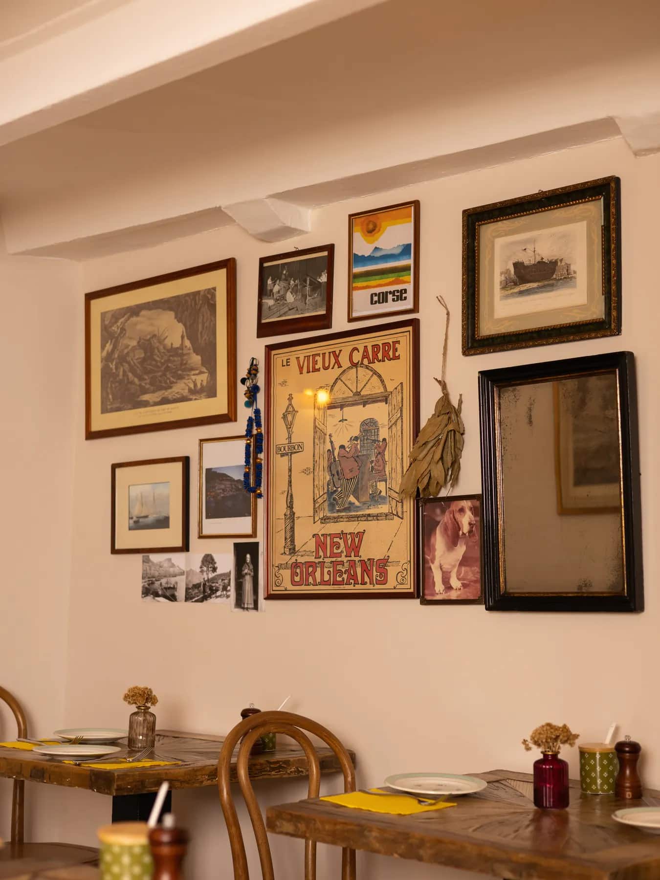 Mur du bistrot en accumulation de cadres anciens et objets chinés.